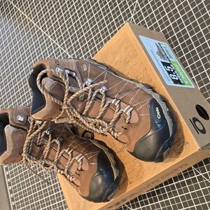 Oboz Size 8.5 Women's Bridger Mid B-Dry Waterproof Boots in Like New Condition.